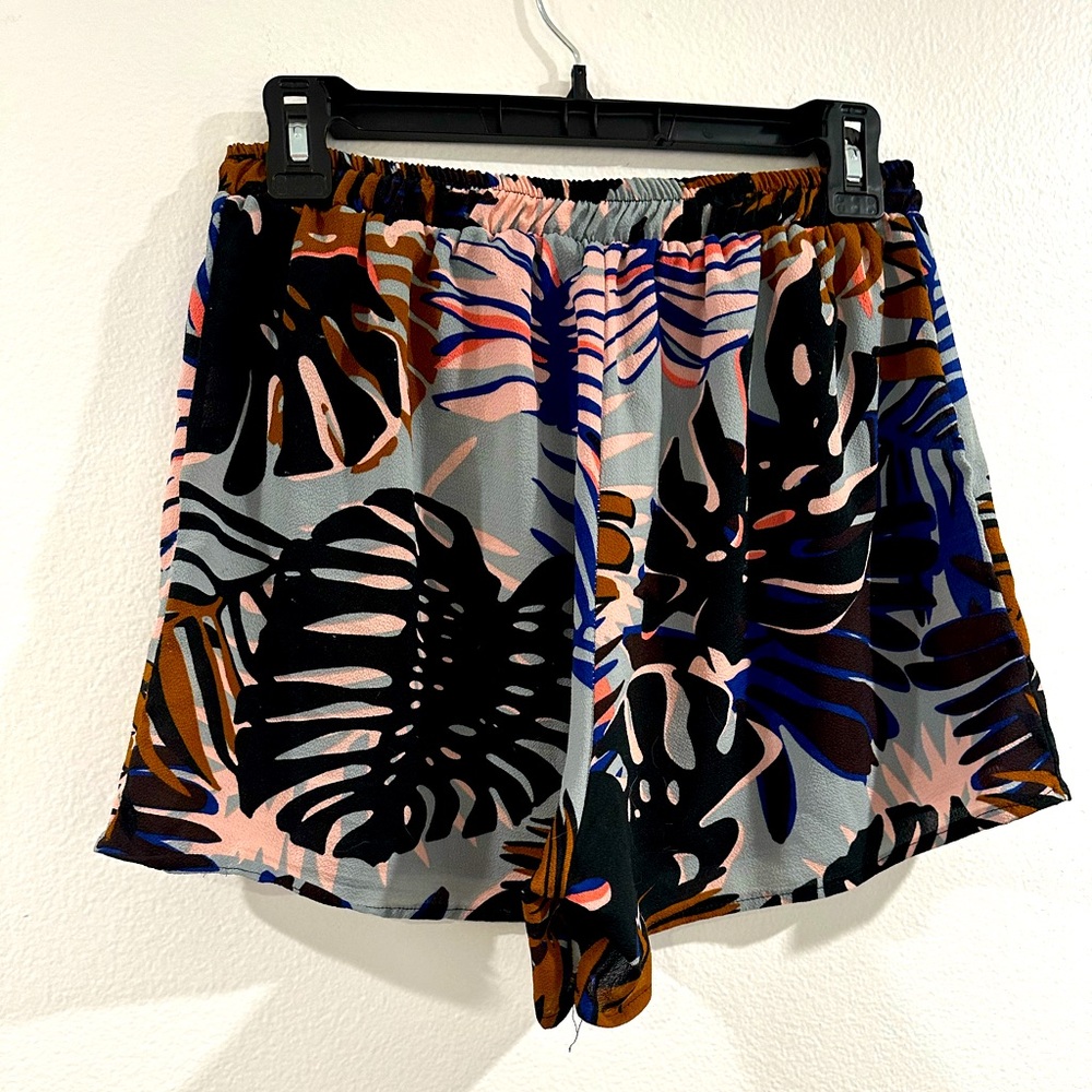 Mango Floral Tribal Women Short Size Medium(fits large too) - Picture 2 of 2